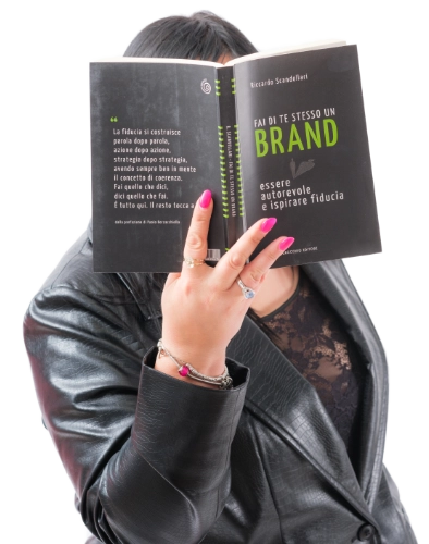 Simina con il libro fai di te stesso un brand