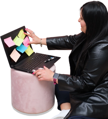 Simina con laptop e appunti