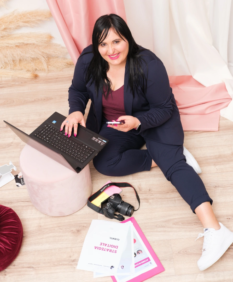 Simina ripresa dall'alto davanti al suo PC