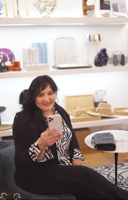 Simina elegante intenta a guardare il cellulare