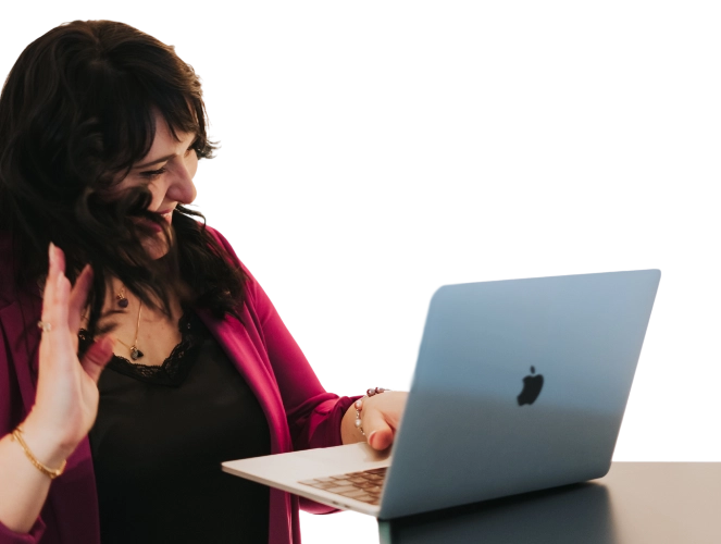 Simina davanti al laptop